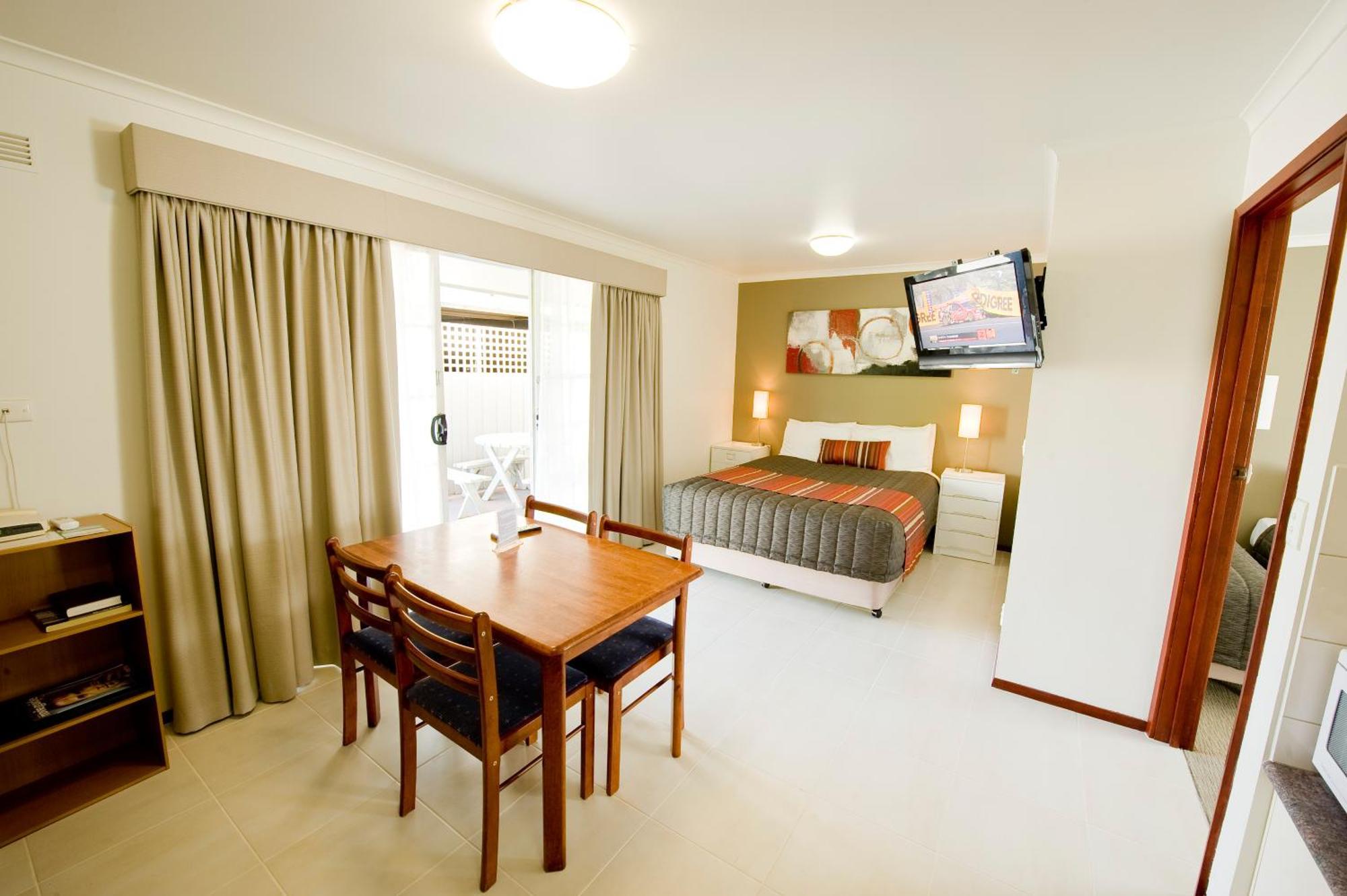 Redwood Manor Motel Apartments Γουόρναμπουλ Εξωτερικό φωτογραφία