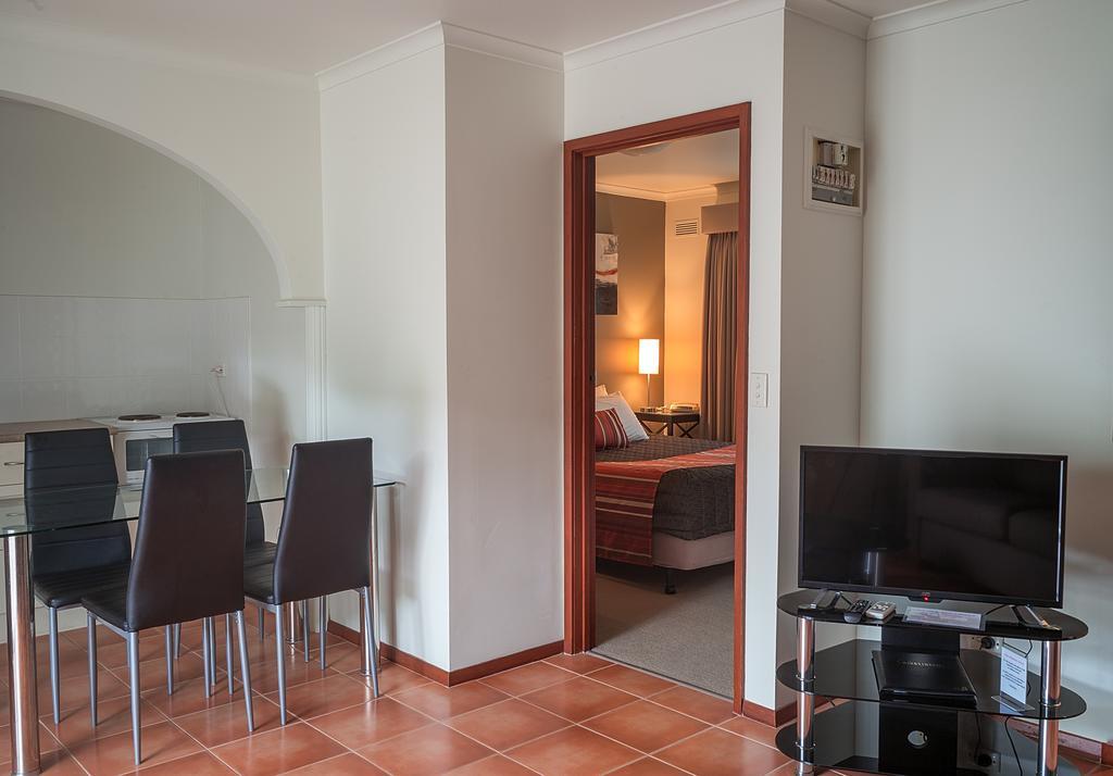 Redwood Manor Motel Apartments Γουόρναμπουλ Εξωτερικό φωτογραφία