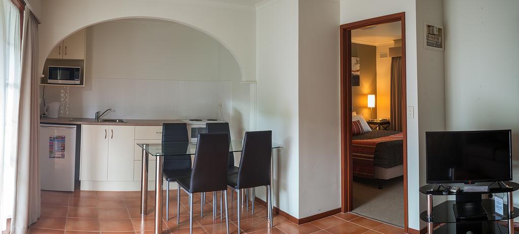 Redwood Manor Motel Apartments Γουόρναμπουλ Εξωτερικό φωτογραφία