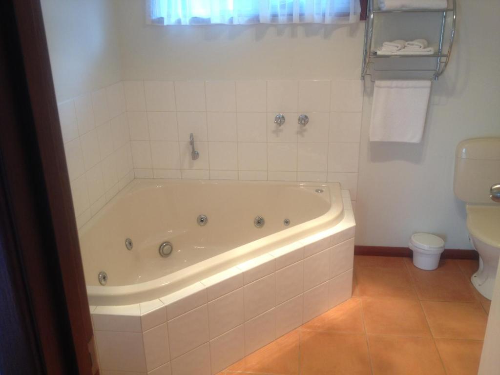 Redwood Manor Motel Apartments Γουόρναμπουλ Δωμάτιο φωτογραφία