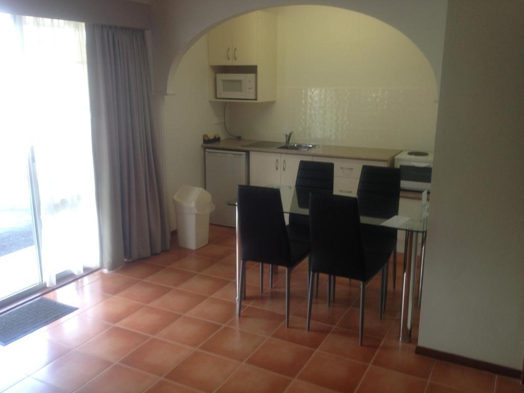 Redwood Manor Motel Apartments Γουόρναμπουλ Εξωτερικό φωτογραφία
