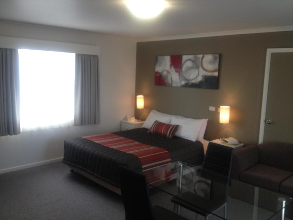 Redwood Manor Motel Apartments Γουόρναμπουλ Εξωτερικό φωτογραφία