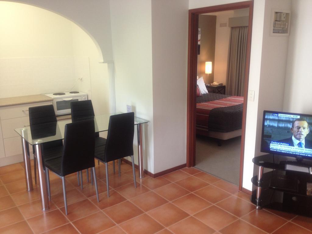 Redwood Manor Motel Apartments Γουόρναμπουλ Εξωτερικό φωτογραφία